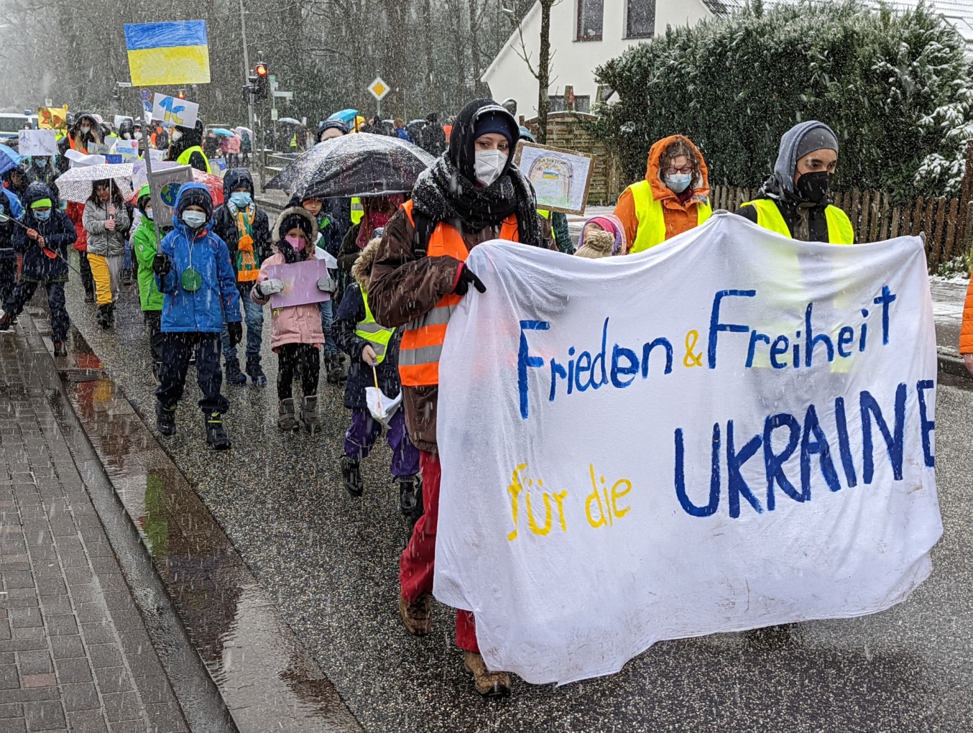 "Frieden und Freiheit für die Ukraine"
Demo von KGS und GS 